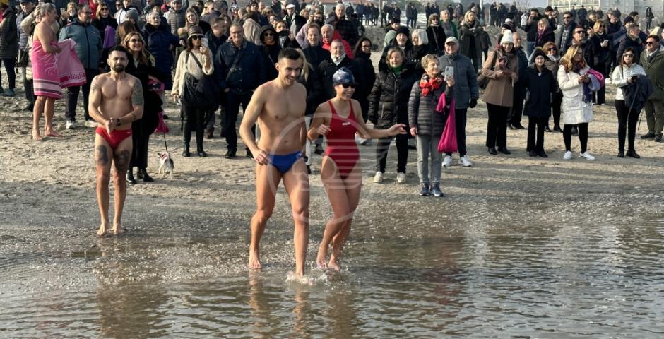 Un mare di gente per il tuffo del primo dell’anno a Riccione in Piazzale Roma Un mare di gente per il tuffo del primo dell’anno a Riccione in Piazzale Roma