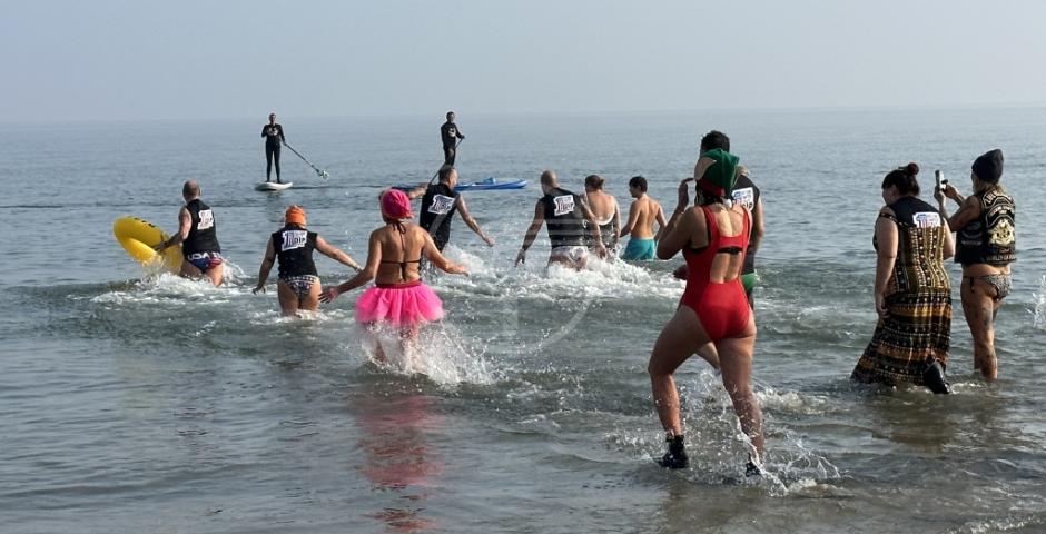 Un mare di gente per il tuffo del primo dell’anno a Riccione in Piazzale Roma Un mare di gente per il tuffo del primo dell’anno a Riccione in Piazzale Roma