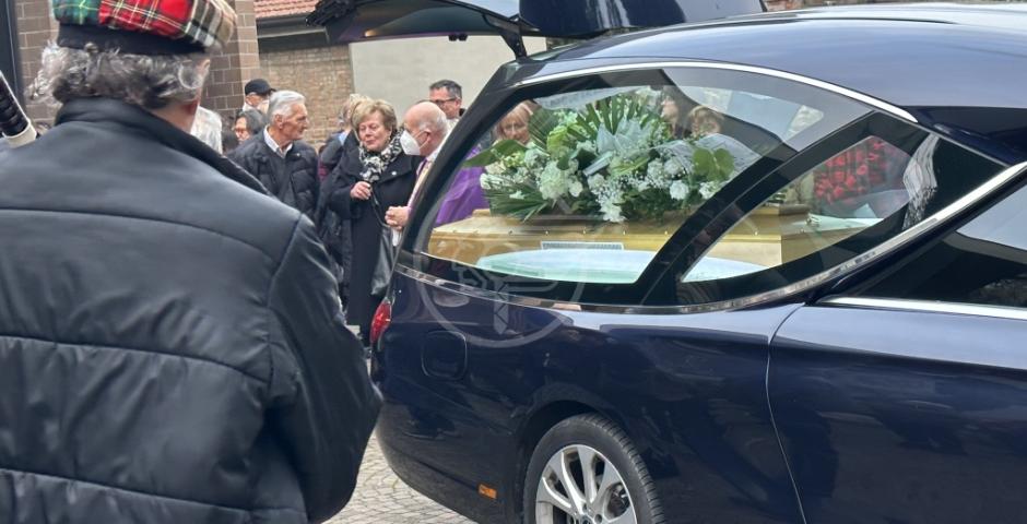 Una stupenda melodia di cornamusa e tantissima gente hanno accompagnato oggi nel suo ultimo viaggio Mike Clark Una stupenda melodia di cornamusa e tantissima gente hanno accompagnato oggi nel suo ultimo viaggio Mike Clark