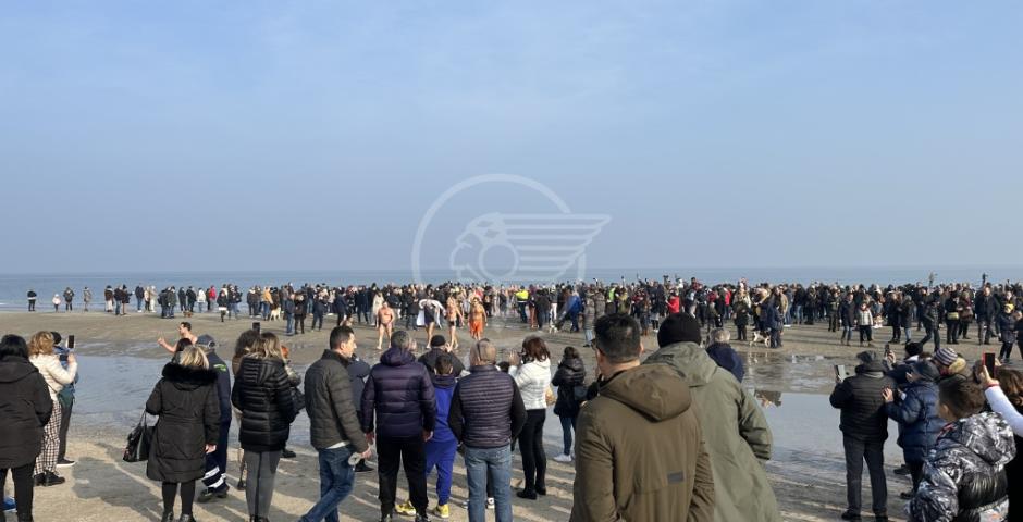 Un mare di gente per il tuffo del primo dell’anno a Riccione in Piazzale Roma Un mare di gente per il tuffo del primo dell’anno a Riccione in Piazzale Roma
