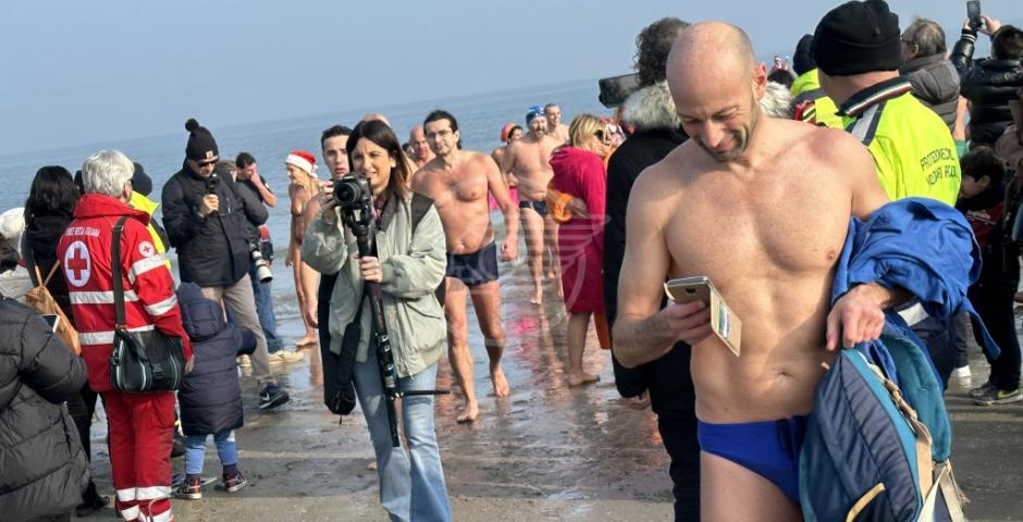 Un mare di gente per il tuffo del primo dell’anno a Riccione in Piazzale Roma Un mare di gente per il tuffo del primo dell’anno a Riccione in Piazzale Roma