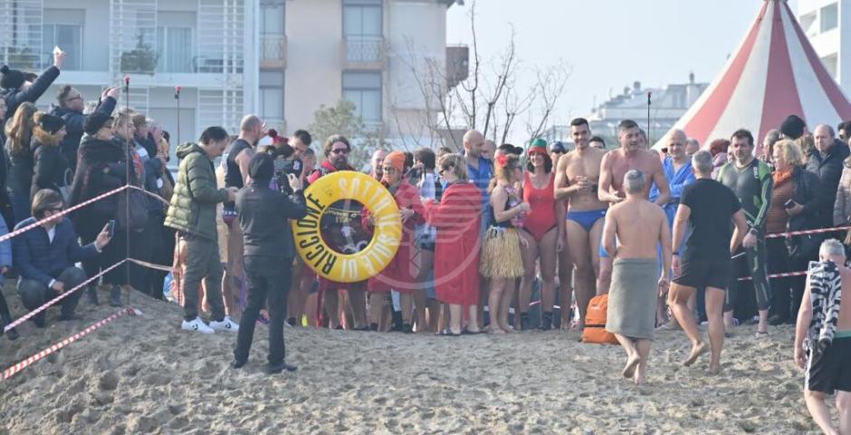 Un mare di gente per il tuffo del primo dell’anno a Riccione in Piazzale Roma Un mare di gente per il tuffo del primo dell’anno a Riccione in Piazzale Roma