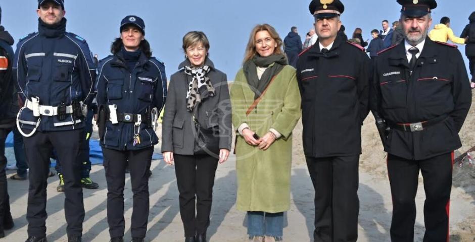 Un mare di gente per il tuffo del primo dell’anno a Riccione in Piazzale Roma Un mare di gente per il tuffo del primo dell’anno a Riccione in Piazzale Roma