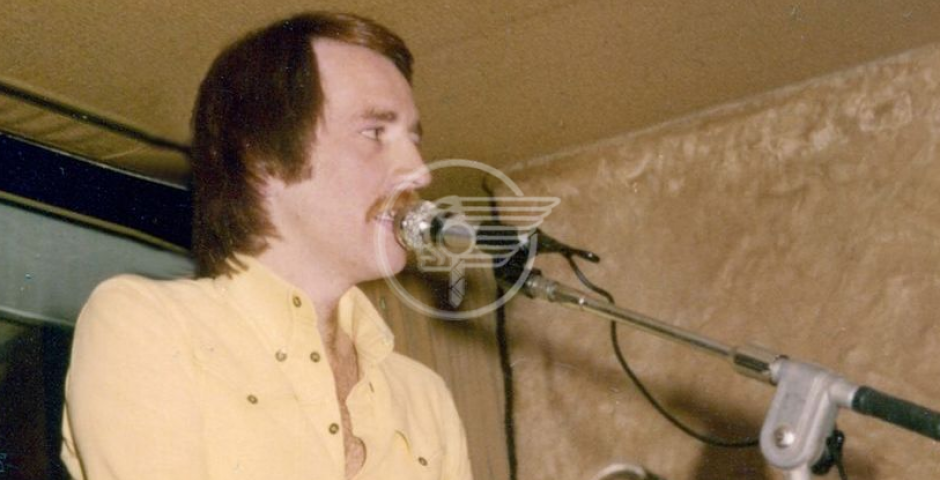 Una stupenda melodia di cornamusa e tantissima gente hanno accompagnato oggi nel suo ultimo viaggio Mike Clark Una stupenda melodia di cornamusa e tantissima gente hanno accompagnato oggi nel suo ultimo viaggio Mike Clark