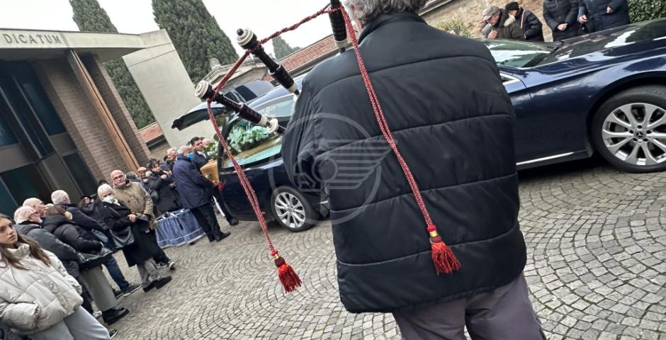 Una stupenda melodia di cornamusa e tantissima gente hanno accompagnato oggi nel suo ultimo viaggio Mike Clark Una stupenda melodia di cornamusa e tantissima gente hanno accompagnato oggi nel suo ultimo viaggio Mike Clark