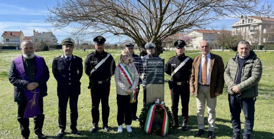 In ricordo delle vittime del Covid19. Momento commemorativo al Parco delle Querce questa mattina In ricordo delle vittime del Covid19. Momento commemorativo al Parco delle Querce questa mattina