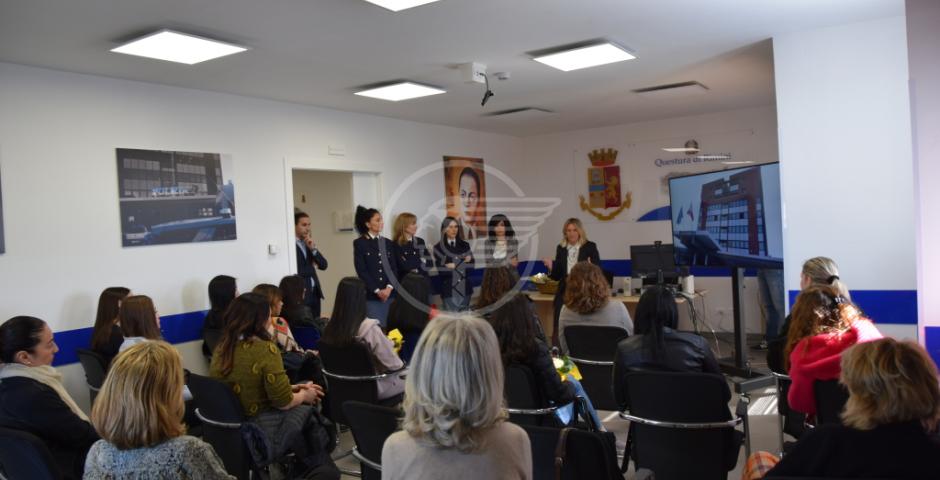 Le ragazze di San Patrignano in visita alla Questura Le ragazze di San Patrignano in visita alla Questura