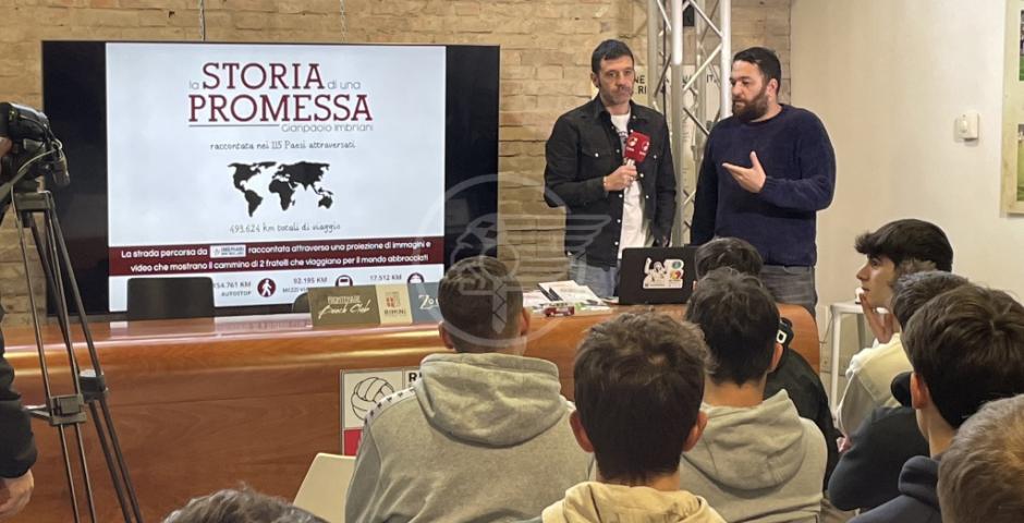 Gianpaolo Imbriani ha presentato al Romeo Neri “La storia di una promessa” Gianpaolo Imbriani ha presentato al Romeo Neri “La storia di una promessa”