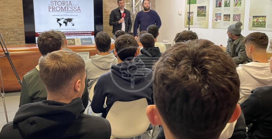 Gianpaolo Imbriani ha presentato al Romeo Neri “La storia di una promessa” Gianpaolo Imbriani ha presentato al Romeo Neri “La storia di una promessa”