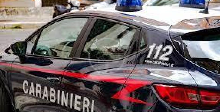 Lite con la vicina per motivi di confini. Il vicino impugna un coltello e tenta di infilzare la donna che si salva riparandosi con la borsetta. Arrestato Lite con la vicina per motivi di confini. Il vicino impugna un coltello e tenta di infilzare la donna che si salva riparandosi con la borsetta. Arrestato