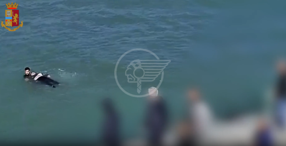 La volante accorre al porto, un agente si getta in acqua e salva la vita a una donna  La volante accorre al porto, un agente si getta in acqua e salva la vita a una donna