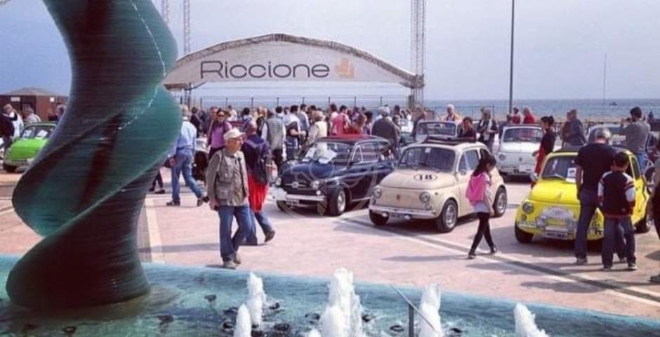 Dalla “126” alla mitica “500”: le auto storiche si danno appuntamento a Riccione Dalla “126” alla mitica “500”: le auto storiche si danno appuntamento a Riccione