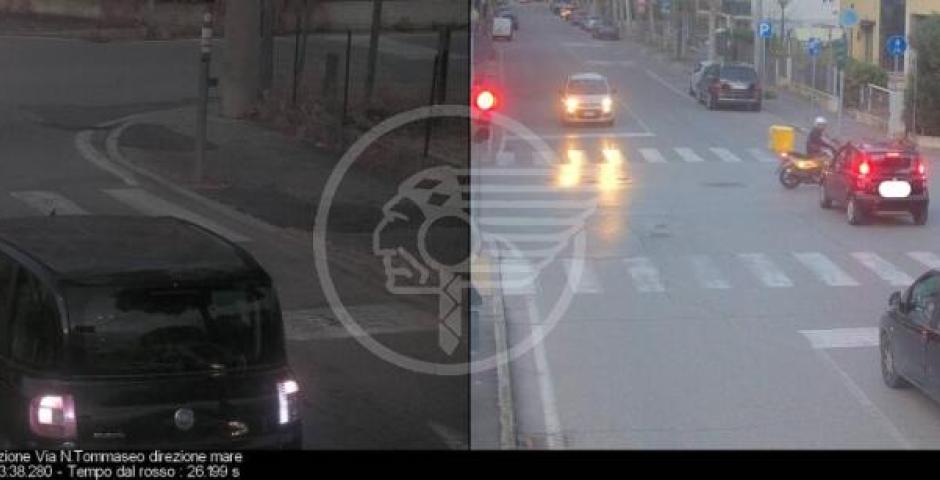 Incidente scongiurato con un rider per una manciata di secondi dopo l’attraversamento con il rosso da parte di una Fiat Panda Incidente scongiurato con un rider per una manciata di secondi dopo l’attraversamento con il rosso da parte di una Fiat Panda