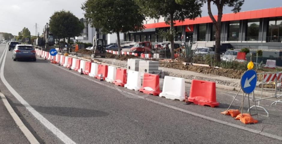Avanzano i cantieri sulla Statale 16: dal 29 aprile si aggiunge una corsia in corrispondenza di via della Fiera Avanzano i cantieri sulla Statale 16: dal 29 aprile si aggiunge una corsia in corrispondenza di via della Fiera