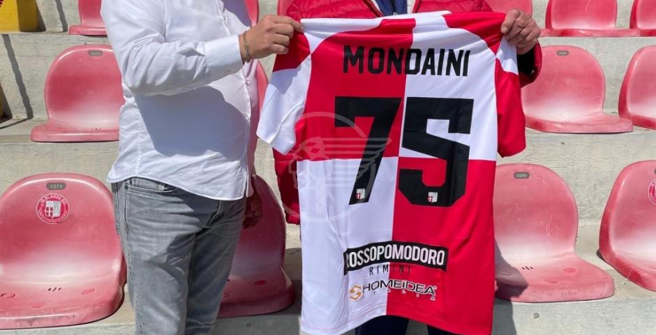 Calcio: Il "Presidente dei Tifosi" Marino Mondaini premiato questa mattina dal Presidente del Rimini Fc, per la sua fedeltà ai colori biancorossi Calcio: Il "Presidente dei Tifosi" Marino Mondaini premiato questa mattina dal Presidente del Rimini Fc, per la sua fedeltà ai colori biancorossi