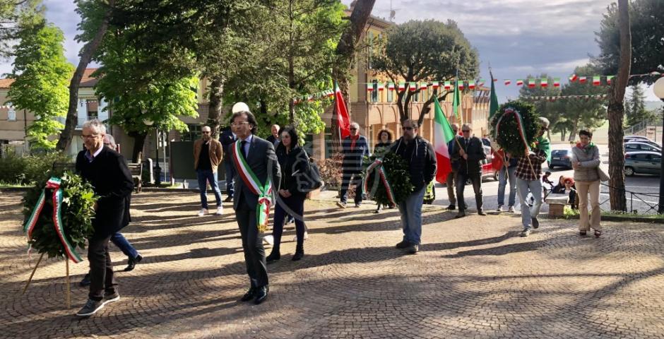 25 aprile: si celebra la festa della Liberazione. Il Sindaco Ugolini ai giovani “Studiate e leggete le testimonianze di chi ha vissuto e combattuto per la Libertà” 25 aprile: si celebra la festa della Liberazione. Il Sindaco Ugolini ai giovani “Studiate e leggete le testimonianze di chi ha vissuto e combattuto per la Libertà”