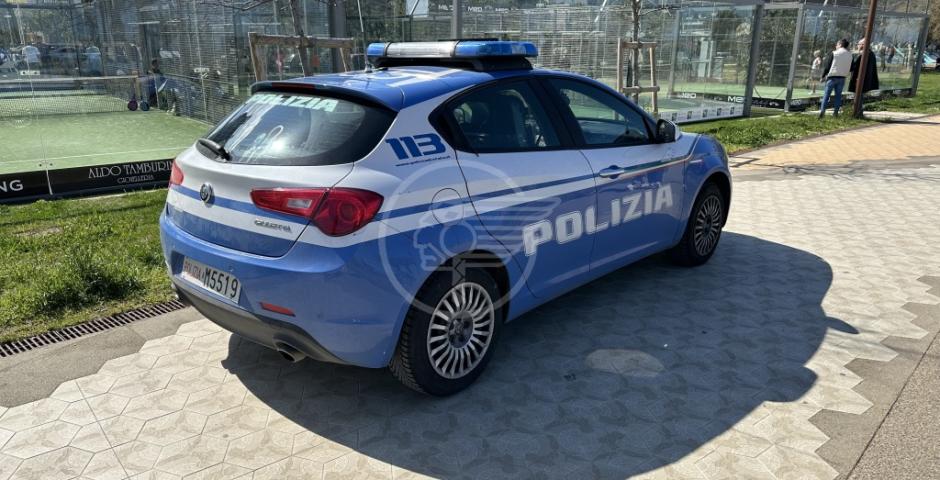 Minacciano e spintonano i poliziotti durante un controllo. Risultano positivi all'alcoltest, guidavano un motorino rubato: arrestati Minacciano e spintonano i poliziotti durante un controllo. Risultano positivi all'alcoltest, guidavano un motorino rubato: arrestati