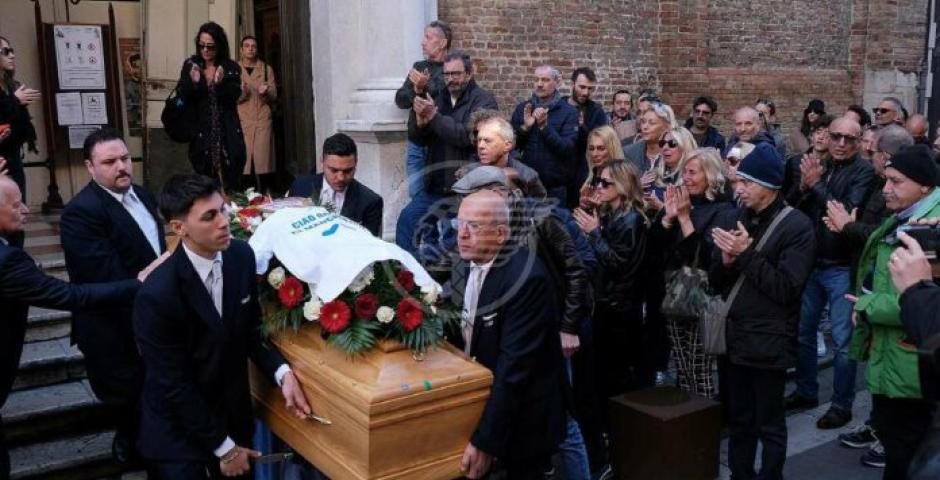 L'ultimo saluto a Massimo "Bobo" Gori ieri mattina: commozione e tanto affetto  L'ultimo saluto a Massimo "Bobo" Gori ieri mattina: commozione e tanto affetto