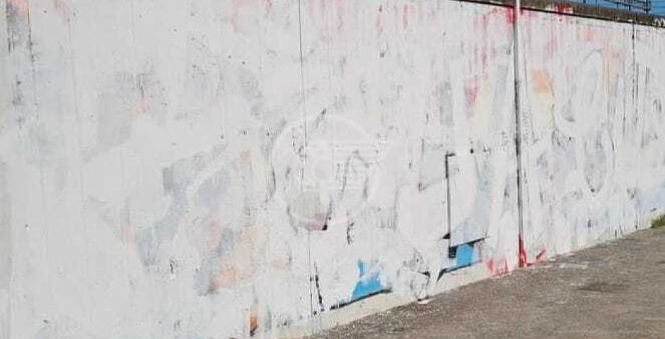 Distrutto con la vernice il murales con l'uomo che allatta: l'ira del sindaco Distrutto con la vernice il murales con l'uomo che allatta: l'ira del sindaco