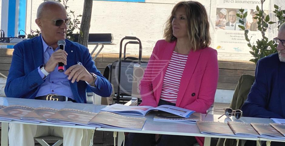 Si è svolta oggi al Bagni Tiky26 la presentazione di GeronimoMagazine numero 54 Si è svolta oggi al Bagni Tiky26 la presentazione di GeronimoMagazine numero 54