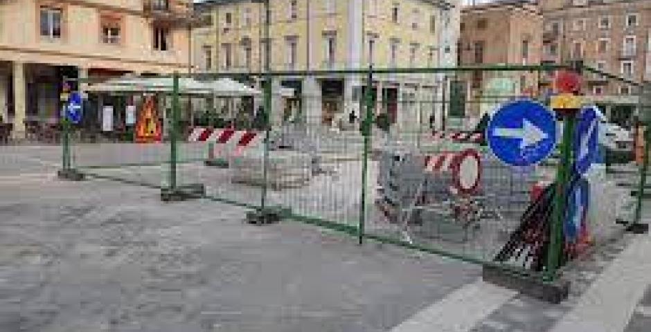 Manutenzione ordinaria della pavimentazione di piazza Tre Martiri Manutenzione ordinaria della pavimentazione di piazza Tre Martiri