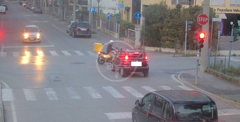 Il semaforo rosso è un optional: sfiorato l'ennesimo incidente, le telecamere riprendono tutto  Il semaforo rosso è un optional: sfiorato l'ennesimo incidente, le telecamere riprendono tutto