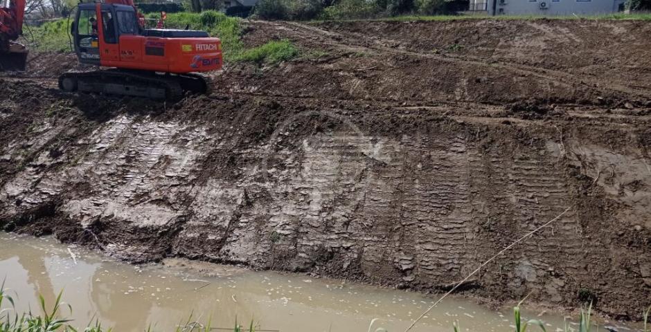 In corso un intervento di riprofilatura della sponda del torrente Tavollo In corso un intervento di riprofilatura della sponda del torrente Tavollo