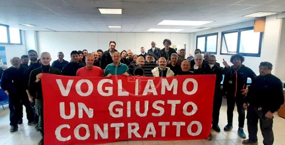 Il 21 Aprile i lavoratori del settore legno-arredo della provincia scioperano a difesa del contratto, delle retribuzioni e del lavoro  Il 21 Aprile i lavoratori del settore legno-arredo della provincia scioperano a difesa del contratto, delle retribuzioni e del lavoro