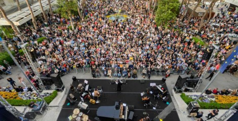 Vinicio Capossela fa scatenare Riccione: quasi tre ore di pensieri, parole e musica per un pubblico debordante Vinicio Capossela fa scatenare Riccione: quasi tre ore di pensieri, parole e musica per un pubblico debordante