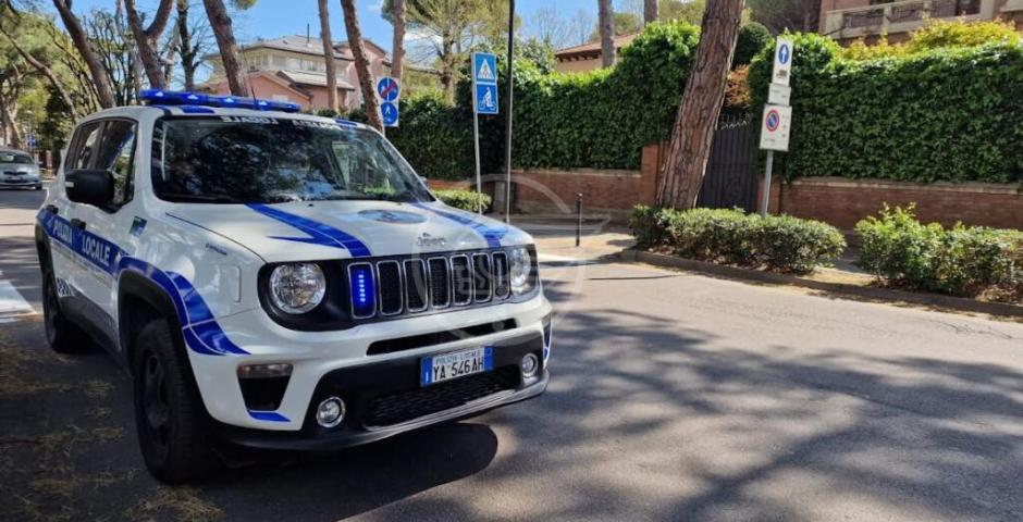 Volontario per il servizio viabilità delle scuole centrato da un’auto sull’attraversamento ciclo-pedonale Volontario per il servizio viabilità delle scuole centrato da un’auto sull’attraversamento ciclo-pedonale