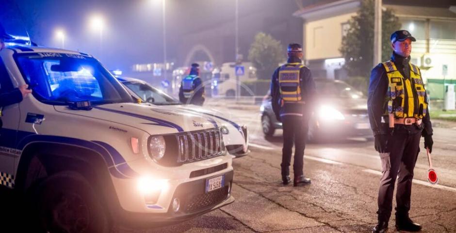 Controllati 300 veicoli diretti alle discoteche: la Polizia locale ritira 4 patenti per guida in stato di ebbrezza Controllati 300 veicoli diretti alle discoteche: la Polizia locale ritira 4 patenti per guida in stato di ebbrezza