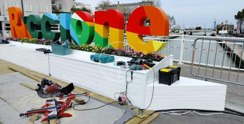 La Perla Verde si fa bella. Pulizie di Pasqua quasi terminate Decoro ripristinato, erba tagliata, fiori nelle aiuole  La Perla Verde si fa bella. Pulizie di Pasqua quasi terminate Decoro ripristinato, erba tagliata, fiori nelle aiuole