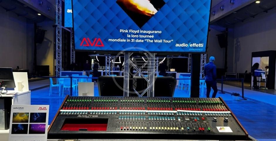 Con la console luci di "The Wall Tour" dei Pink Floyd, a Mir passato e futuro dell'entertainment  Con la console luci di "The Wall Tour" dei Pink Floyd, a Mir passato e futuro dell'entertainment