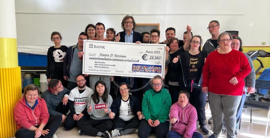 Claudio Cecchetto: Consegnata la raccolta fondi al Centro 21 Claudio Cecchetto: Consegnata la raccolta fondi al Centro 21
