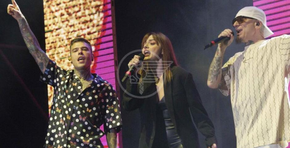 Rimini dà il via all'estate con le hit dei big della musica italiana. Da Fedez ai Pinguini Tattici Nucleari, buona la prima per il Tezenis Summer Festival Rimini dà il via all'estate con le hit dei big della musica italiana. Da Fedez ai Pinguini Tattici Nucleari, buona la prima per il Tezenis Summer Festival