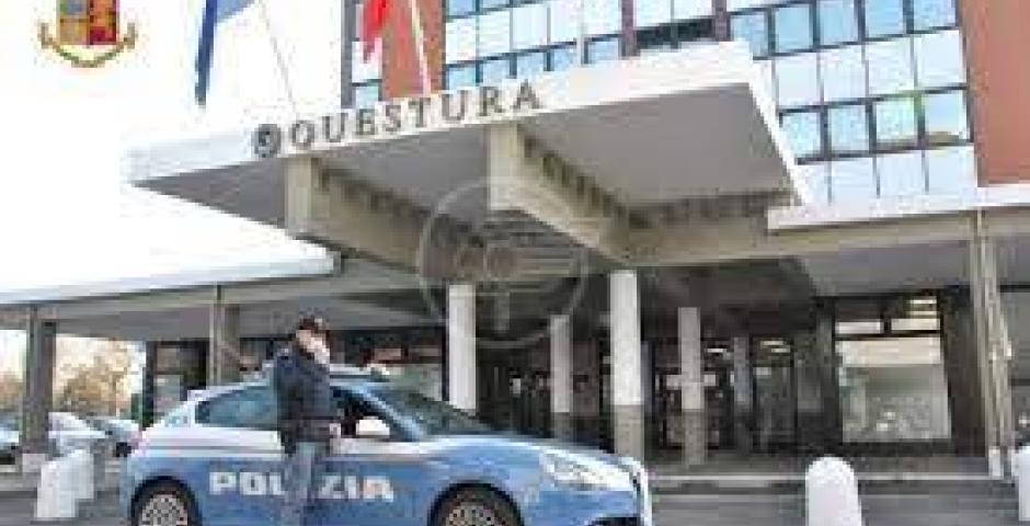Spacciava droga nei parcheggi delle discoteche. Olte alla condanna il Questore gli infiligge pure un daspo Spacciava droga nei parcheggi delle discoteche. Olte alla condanna il Questore gli infiligge pure un daspo