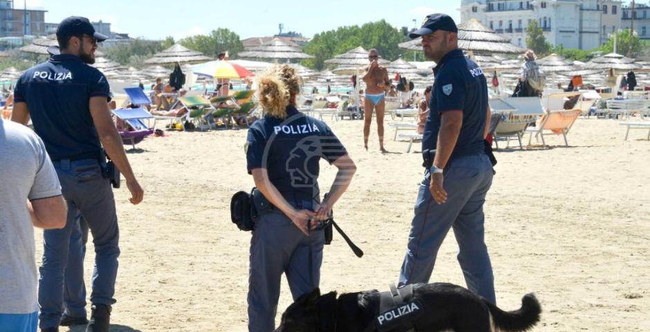 Cominciano i furti in spiaggia: 21enne straniero arrestato dalla Polizia di Stato Cominciano i furti in spiaggia: 21enne straniero arrestato dalla Polizia di Stato