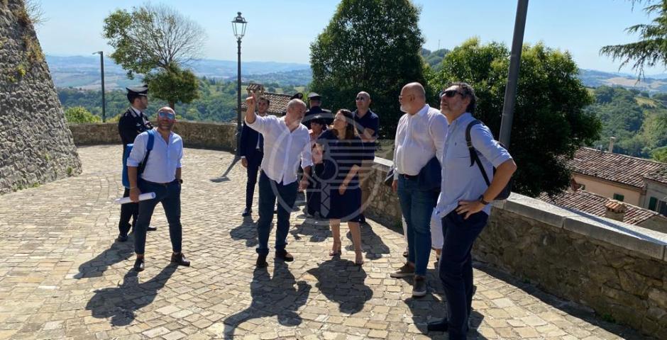 Una Rocca malatestiana più accessibile: visita del ministro Locatelli a Montefiore Conca Una Rocca malatestiana più accessibile: visita del ministro Locatelli a Montefiore Conca