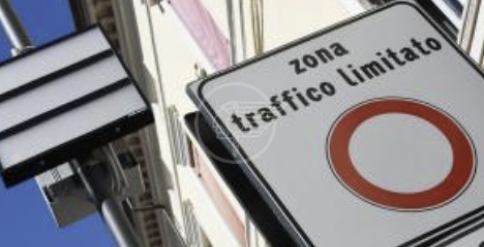 TransitOk, ovvero nuovi occhi elettronici su altre 10 intersezioni, che si aggiungono ai 10 varchi già operativi TransitOk, ovvero nuovi occhi elettronici su altre 10 intersezioni, che si aggiungono ai 10 varchi già operativi