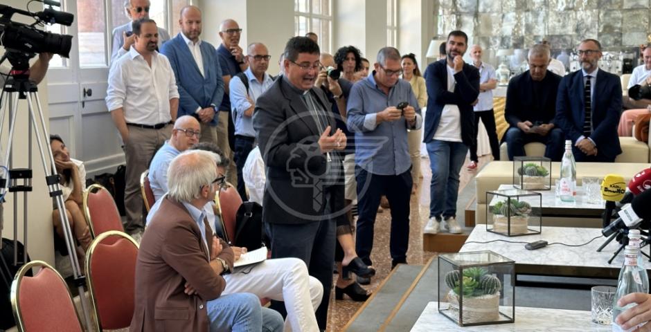 Presentata questa mattina al Teatro Galli la nuova Rimini Calcio, con a capo la Presidente Stefania Di Salvo Presentata questa mattina al Teatro Galli la nuova Rimini Calcio, con a capo la Presidente Stefania Di Salvo