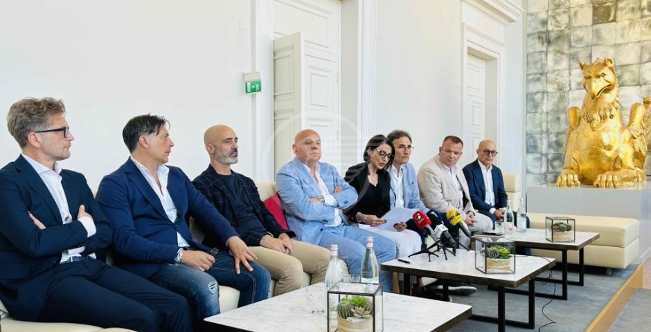 Presentata questa mattina al Teatro Galli la nuova Rimini Calcio, con a capo la Presidente Stefania Di Salvo Presentata questa mattina al Teatro Galli la nuova Rimini Calcio, con a capo la Presidente Stefania Di Salvo