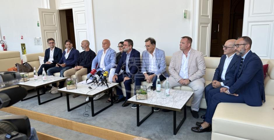 Presentata questa mattina al Teatro Galli la nuova Rimini Calcio, con a capo la Presidente Stefania Di Salvo Presentata questa mattina al Teatro Galli la nuova Rimini Calcio, con a capo la Presidente Stefania Di Salvo