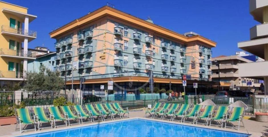 Il caso hotel Arizona: "Per i lavoratori zero solidarietà, vergogna" Il caso hotel Arizona: "Per i lavoratori zero solidarietà, vergogna"