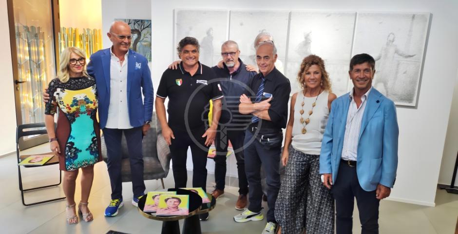 Presentato nella elegante cornice della Galleria Zamagni di Rimini, il numero 59 di Geronimo Magazine. Nella sezione video quanto è accaduto Presentato nella elegante cornice della Galleria Zamagni di Rimini, il numero 59 di Geronimo Magazine. Nella sezione video quanto è accaduto