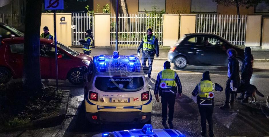 Sorpresi dalla Polizia Locale mentre tentano di acquistare droga con il furgone della ditta  Sorpresi dalla Polizia Locale mentre tentano di acquistare droga con il furgone della ditta