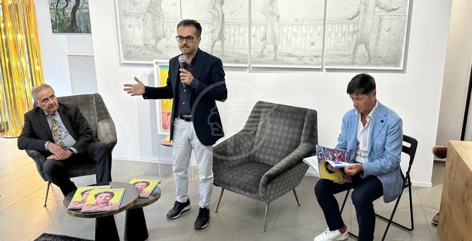 Presentato nella elegante cornice della Galleria Zamagni di Rimini, il numero 59 di Geronimo Magazine. Nella sezione video quanto è accaduto Presentato nella elegante cornice della Galleria Zamagni di Rimini, il numero 59 di Geronimo Magazine. Nella sezione video quanto è accaduto