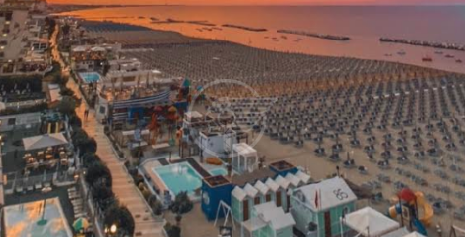 La maggioranza esulta: la Regina ha un nuovo piano spiaggia La maggioranza esulta: la Regina ha un nuovo piano spiaggia