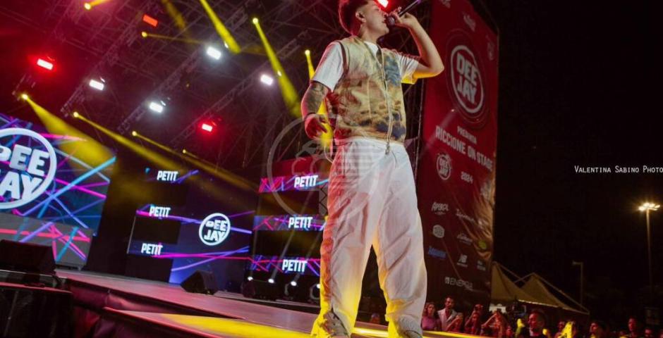 La musica live di Petit e Sarah e lo spettacolo dei fuochi d’artificio hanno illuminato il Ferragosto  La musica live di Petit e Sarah e lo spettacolo dei fuochi d’artificio hanno illuminato il Ferragosto