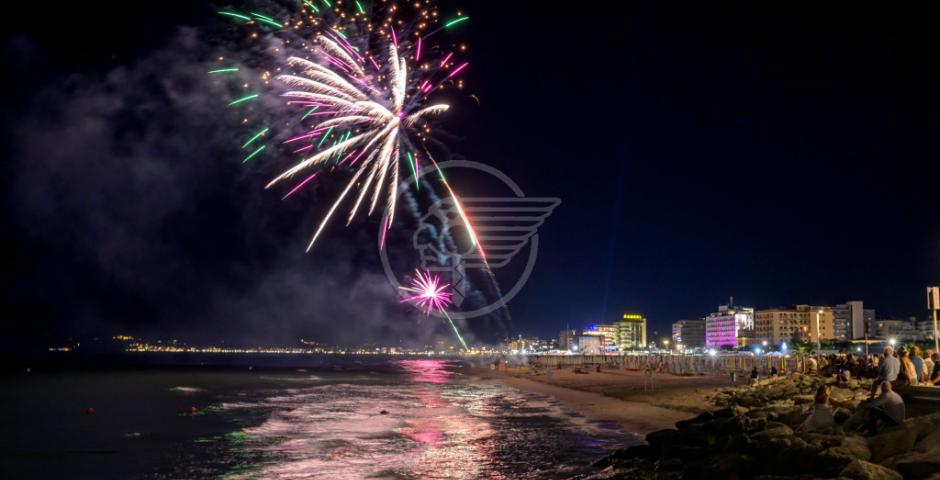 La musica live di Petit e Sarah e lo spettacolo dei fuochi d’artificio hanno illuminato il Ferragosto  La musica live di Petit e Sarah e lo spettacolo dei fuochi d’artificio hanno illuminato il Ferragosto