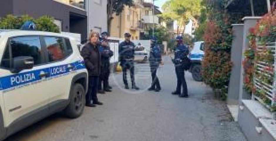 Pusher arrestato dalla Polizia Locale mentre consegna droga porta a porta ai clienti Pusher arrestato dalla Polizia Locale mentre consegna droga porta a porta ai clienti